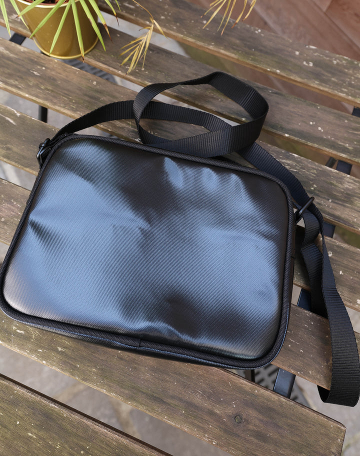 Tonal klassische Mini-Schultertasche / Schwarz